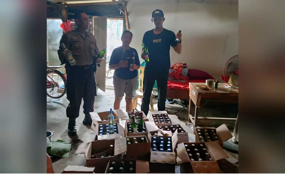 Warung di Jombang Simpan 206 Botol Miras, Emak-emak Diangkut ke Kantor Polisi