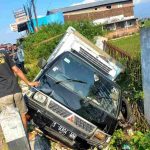 Mobil Boks Masuk Sungai Timpa Motor di Jombang, Nyawa Penagih Utang Selamat