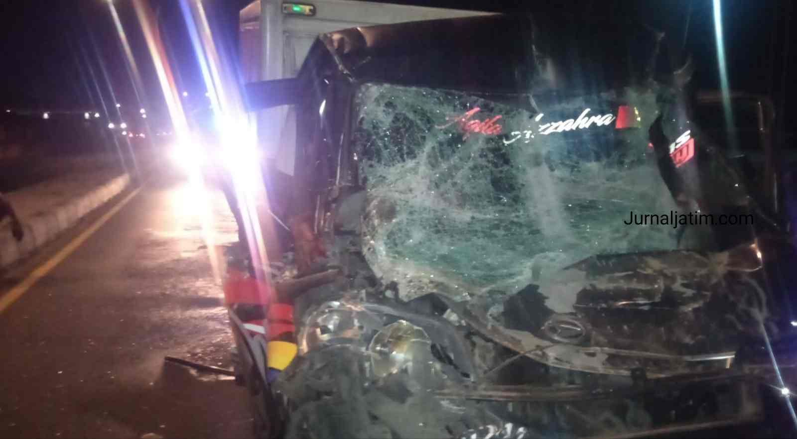 Mobil Boks Tabrak Truk Gandeng Di Jombang, Satu Jam Evakuasi Sopir Dan ...