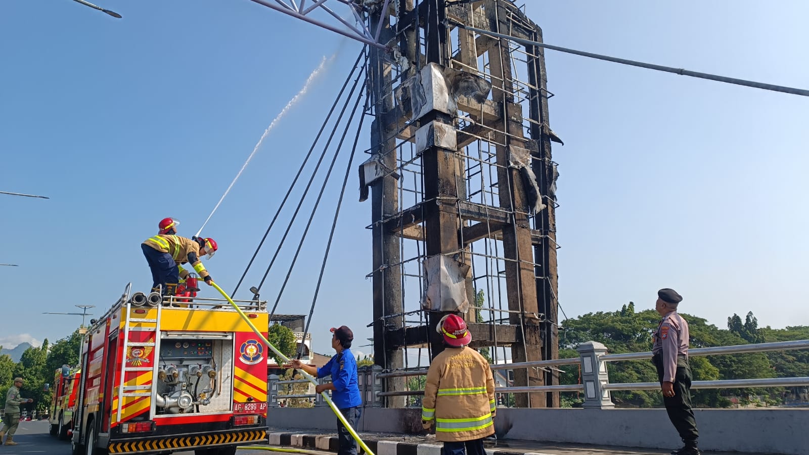 Gerbang Penyangga Jembatan Brawijaya Kota Kediri Terbakar Akibat Korsleting Listrik