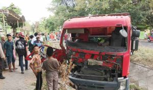 Kecelakaan Dua Truk di Gudo Jombang Nyawa Sopir Melayang