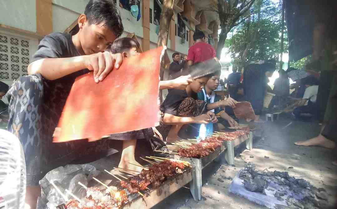 Idul Adha Penuh Kebersamaan Santri Tebuireng Jombang Bakar Sate Rame-rame di Pesantren