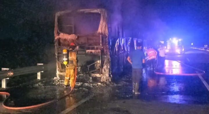 Bus Gunung Harta Hangus Terbakar di Tol Jombang, Begini Kondisi 32 Penumpang