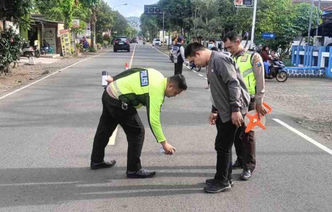 Pengayuh Sepeda Ontel Tewas Ditabrak Mobil Innova di Depan Terminal Ngadirojo Pacitan