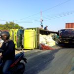 Truk Fuso Terguling di Jalur Arteri Jombang, 30 Ton Pakan Ternak Tumpah ke Jalan