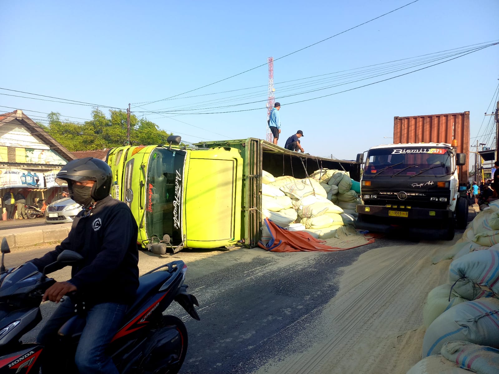 Truk Fuso Terguling di Jalur Arteri Jombang, 30 Ton Pakan Ternak Tumpah ke Jalan