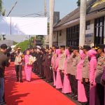 AKBP Siswantoro Disambut dengan Upacara Pedang Pora di Polres Nganjuk