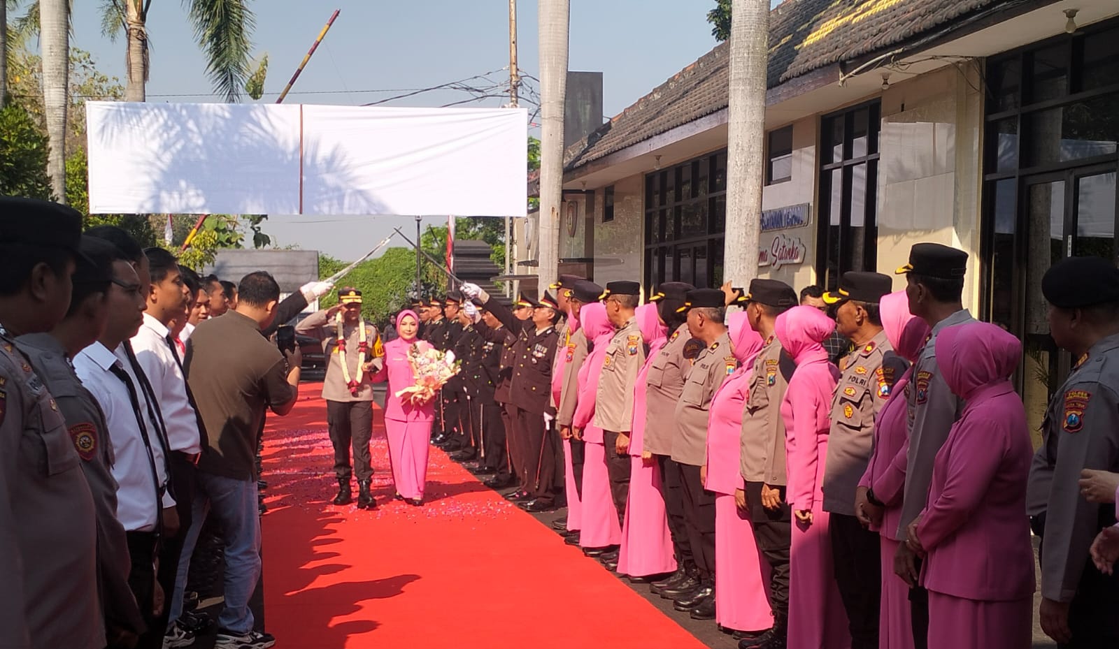 AKBP Siswantoro Disambut dengan Upacara Pedang Pora di Polres Nganjuk