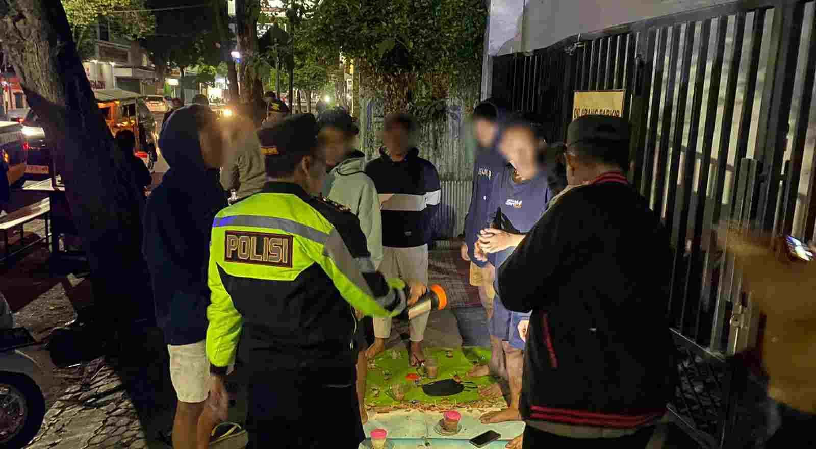 Polisi Ciduk Belasan Remaja Jombang saat Pesta Miras di Warung Angkringan