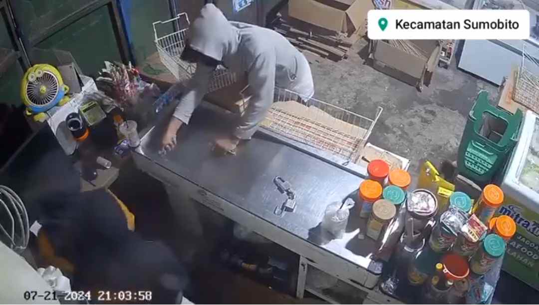 Perampokan Toko di Jombang Viral, Pelaku Todongkan Pisau ke Karyawan
