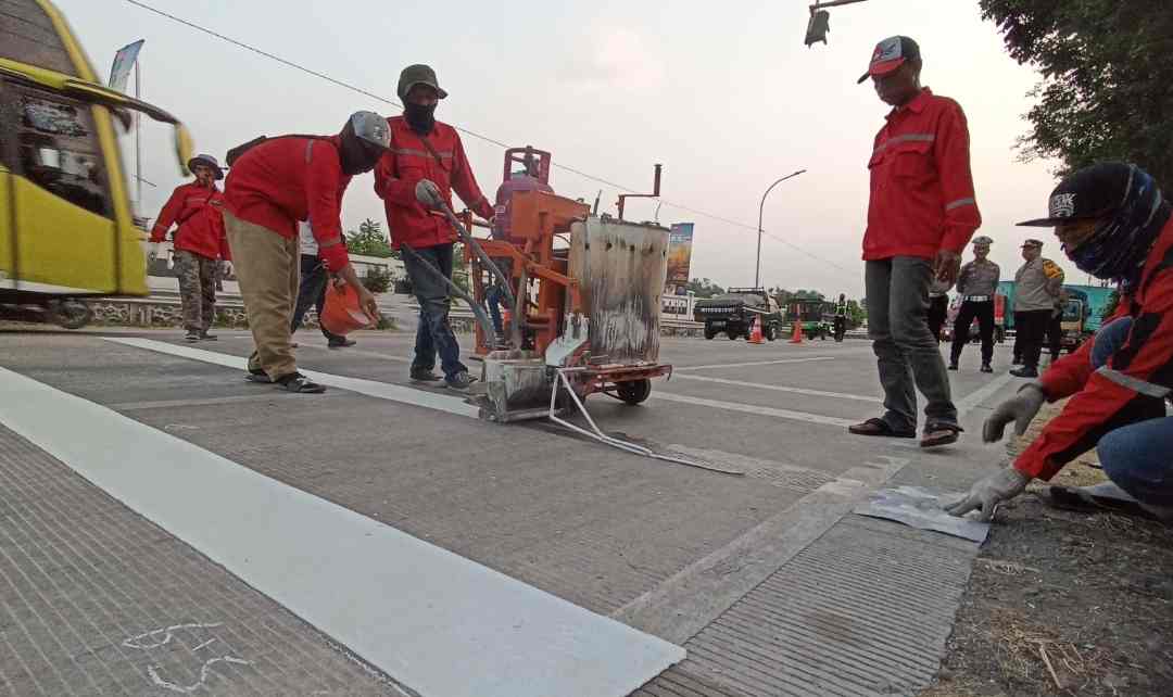 Kerap Dipakai Balap Liar, Jalur Arteri Jombang Dipasang Marka Garis Kejut Sepanjang 2 KM