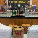 Ratusan Botol Miras Ilegal Disita Polres Jombang dari Warga Losari