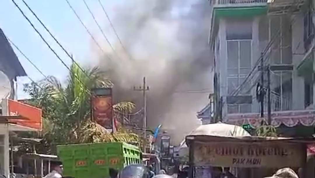 Kediri, Jurnal Jatim - Kebakaran rumah di kawasan lingkungan Pesantren Lirboyo Kota Kediri, Senin (5/8/2024) siang menyebabkan sekitar 10 santri