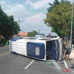 Minibus Rombongan Pesilat Tujuan Madiun Terguling di Jombang, Ada Korban Luka!