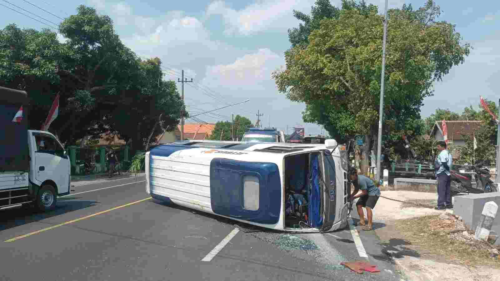 Minibus Rombongan Pesilat Tujuan Madiun Terguling di Jombang, Ada Korban Luka!