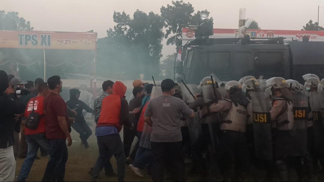 Uji Coba Pengamanan Pilkada Jombang 2024, Ricuh, Polisi Semprotkan Water Cannon