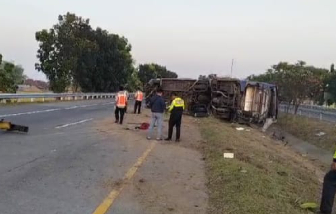 Bus Pariwisata dari Malang Tujuan Nganjuk Kecelakaan di Tol Jombang, Kernet Tewas