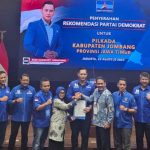 Demokrat Serahkan Tiket Calon Kepala Daerah Jombang Mundjidah-Sumrambah