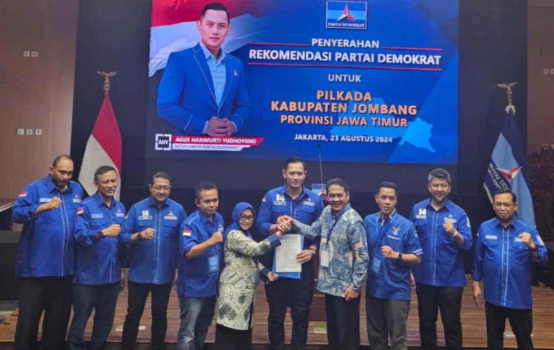 Demokrat Serahkan Tiket Calon Kepala Daerah Jombang Mundjidah-Sumrambah