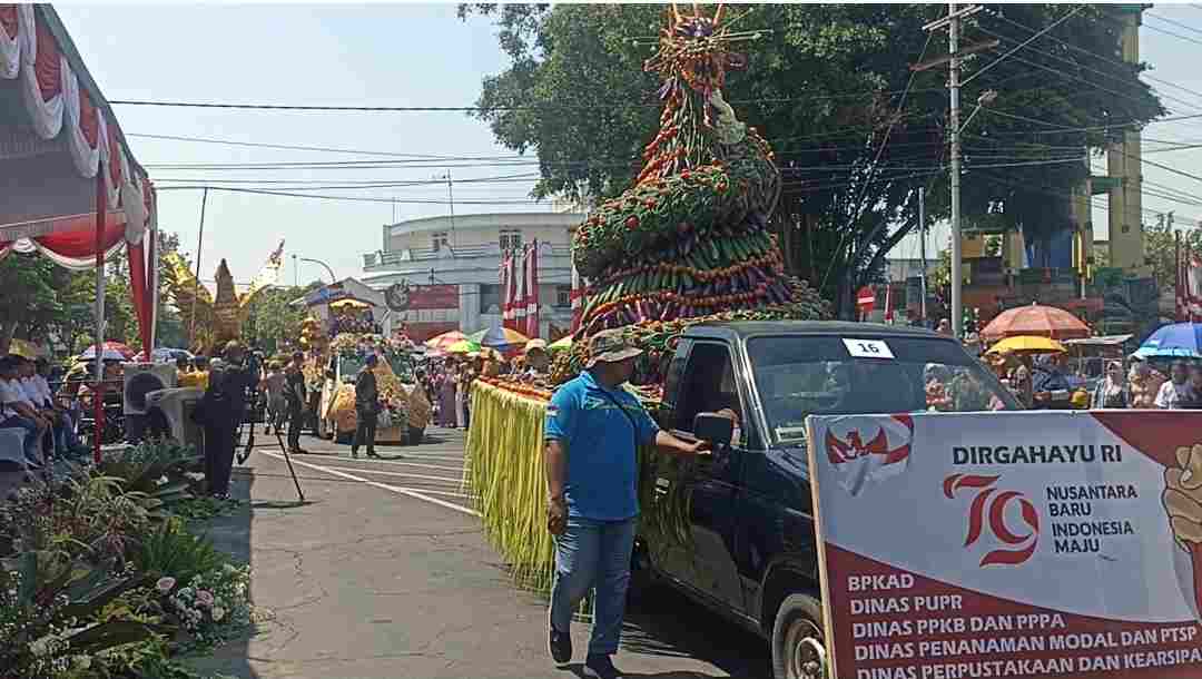 Karnaval Mobil Hias Semarakkan HUT ke 79 RI di Jombang, Angkat Beragam Hasil Bumi