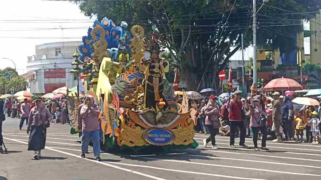 Karnaval Mobil Hias Semarakkan HUT ke 79 RI di Jombang, Angkat Beragam Hasil Bumi