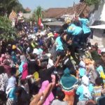 Lima Gunungan Hasil Bumi Direbut Warga Satu Kampung di Jombang