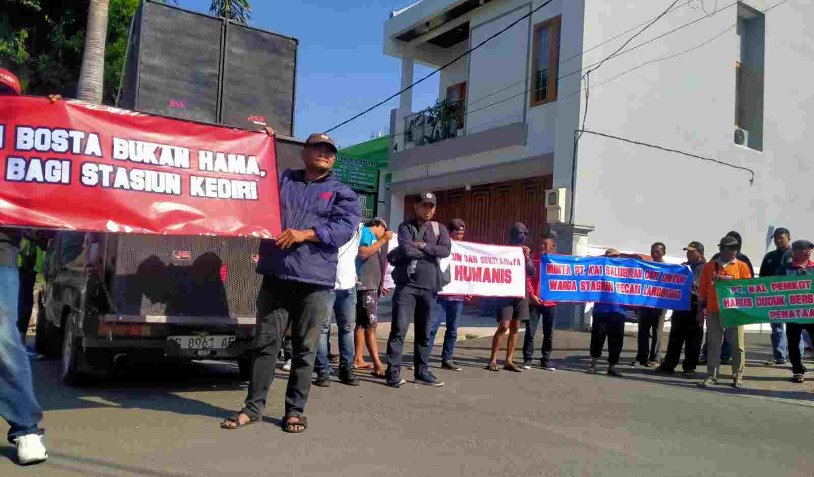 Paguyuban BOSTA Demo Penataan kawasan Stasiun Kediri