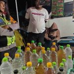 Puluhan Botol Miras Arak Dijual Terbuka di Lapak Kediri Scooter Festival 2024