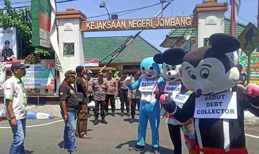 Badut Demo Kejari Jombang Tuntut Tuntaskan Kasus-kasus Korupsi