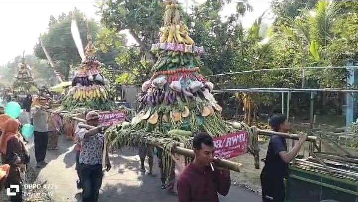 Bersih Dusun Jenar,  Enam Tumpeng Hasil Bumi Diarak Warga Keliling Kampung di Nganjuk