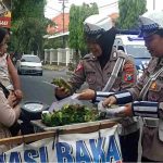 Aksi Simpatik Polisi Jombang, Borong Makanan PKL Lalu Dibagikan ke Pemulung