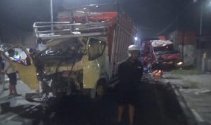 Truk Muatan Ayam Vs Tronton di Dukuhdimoro Jombang, Tragis Sopir Terjepit