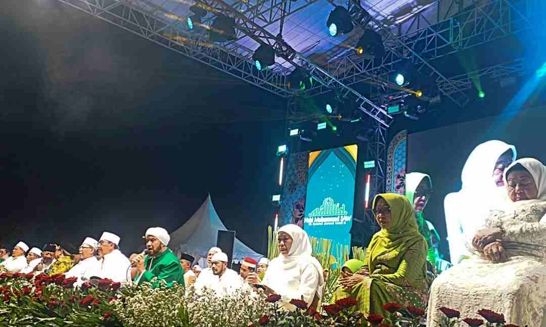 Lautan Ibu-ibu Muslimat Bersama Mundjidah dan Khofifah Hijaukan Alun-alun Jombang