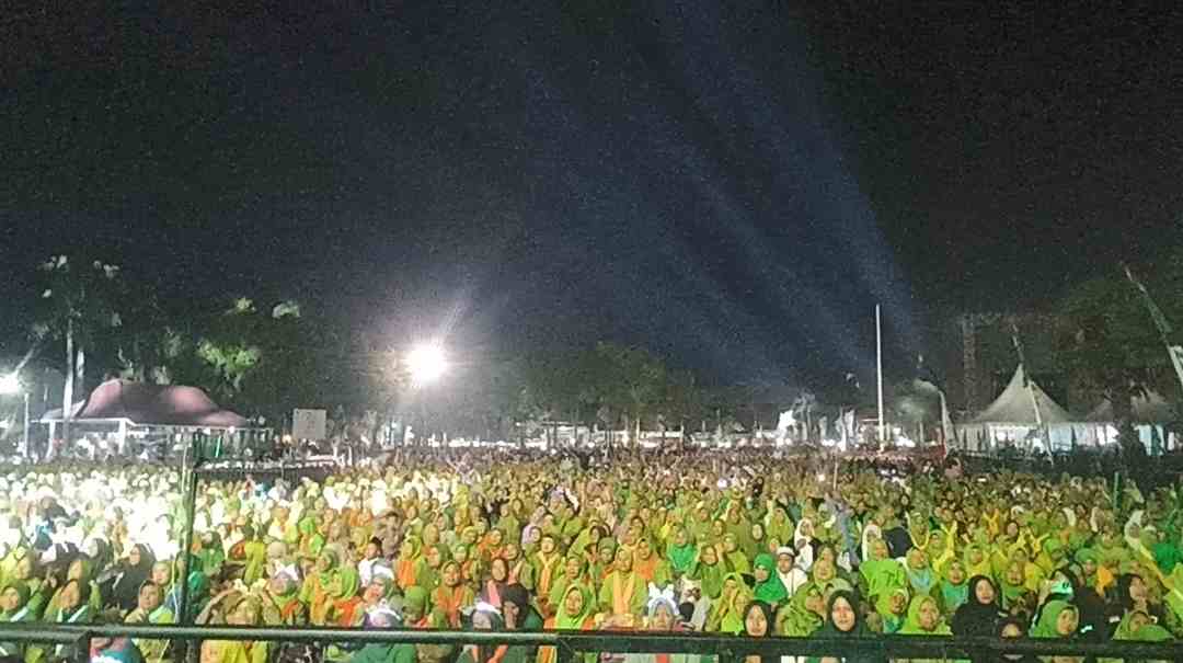 Lautan Ibu-ibu Muslimat Bersama Mundjidah dan Khofifah Hijaukan Alun-alun Jombang