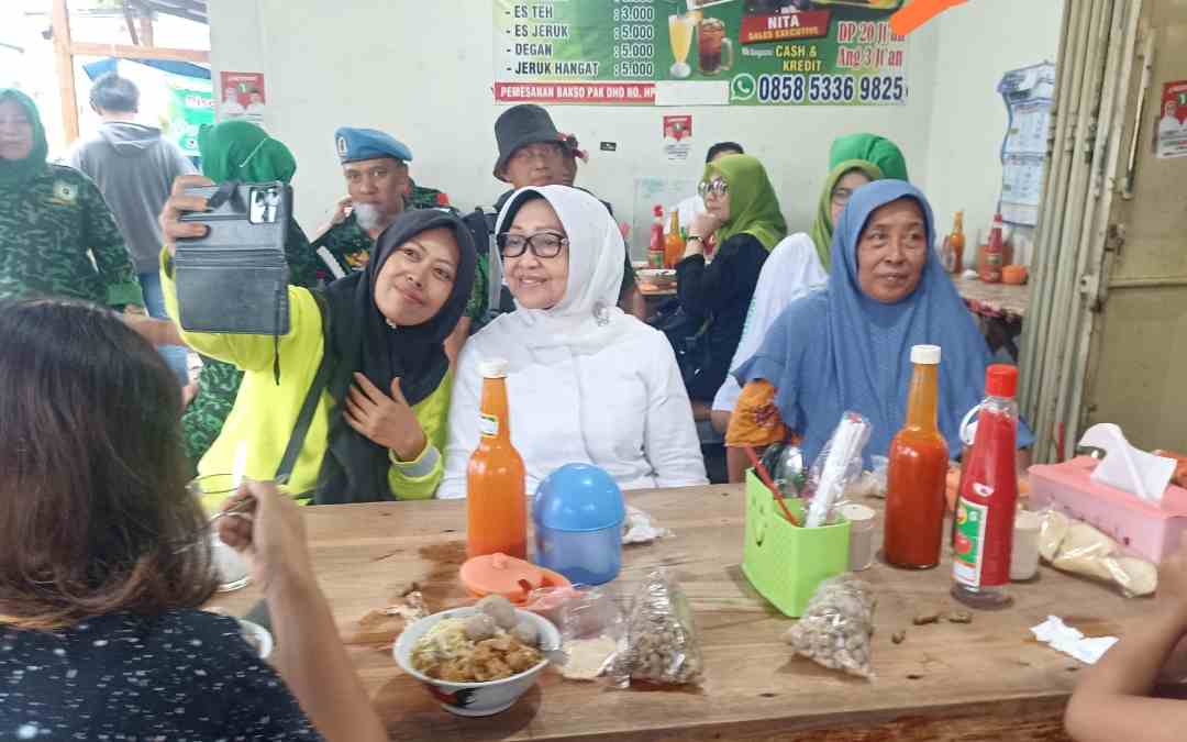 Keakraban Mundjidah dengan Warga Jombang, Satu Meja Makan Bakso