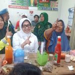 Masa Kampanye Pilkada Jombang, Mundjidah Makan Bakso Bersama Warga di Warung