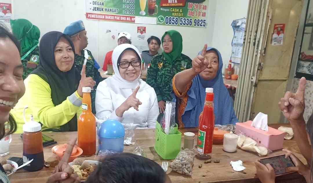 Masa Kampanye Pilkada Jombang, Mundjidah Makan Bakso Bersama Warga di Warung