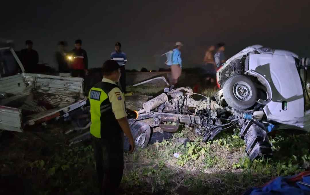 Mogok, Mobil Pikap Hancur Disambar Kereta Api Gajayana di Nganjuk