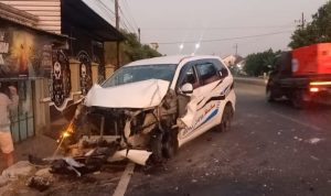 Mobil Avanza Dikemudikan Pelajar 16 Tahun Tabrak Pagar Rumah Warga di Jombang