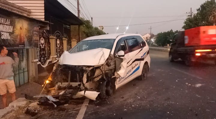 Mobil Avanza Dikemudikan Pelajar 16 Tahun Tabrak Pagar Rumah Warga di Jombang