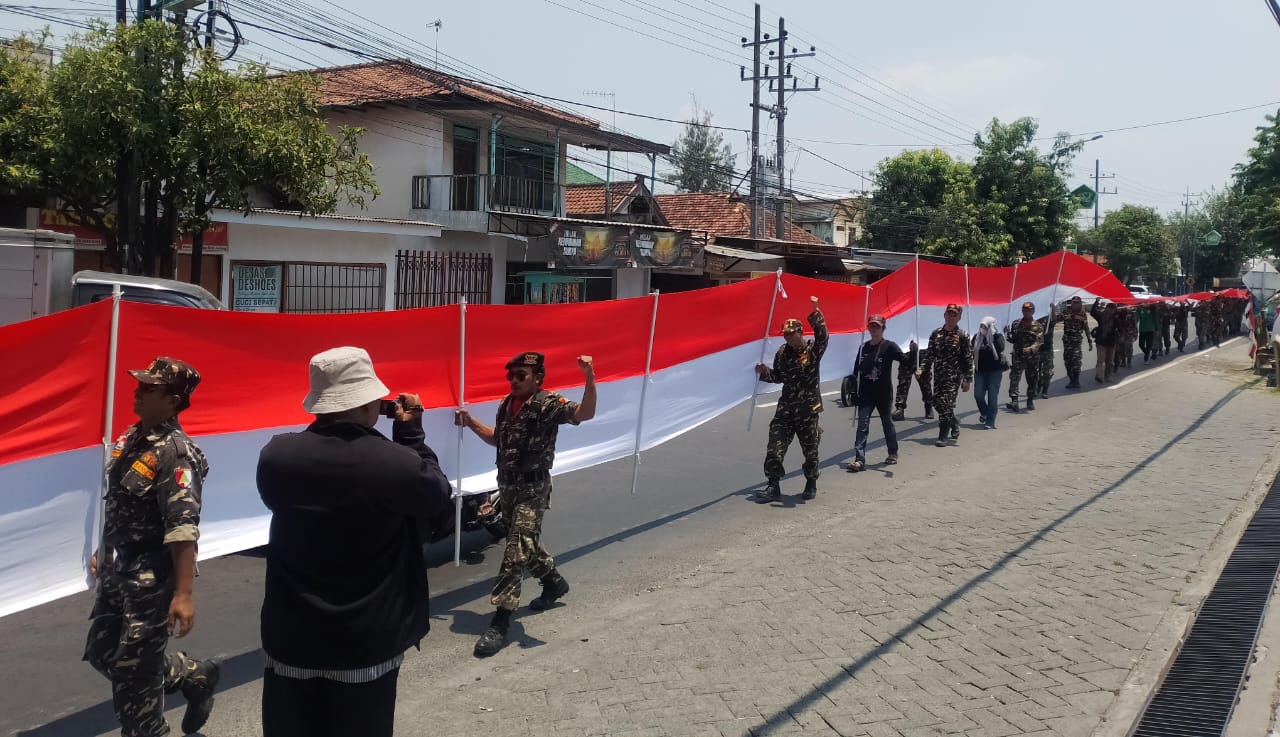 Tumbuhkan Nasionalisme-Patriotisme, Seribu Banser Jombang Kirab Merah Putih Raksasa