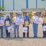 KAI Madiun Serahkan Juara Lomba Pengibaran Bendera di Hari Sumpah Pemuda