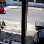 Terekam CCTV, Dua Pria Boncengan Motor Ninja Gasak Supra X di Jombang