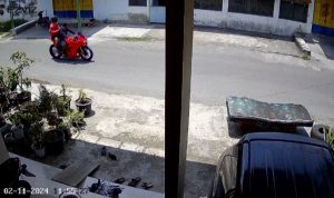 Terekam CCTV, Dua Pria Boncengan Motor Ninja Gasak Supra X di Jombang