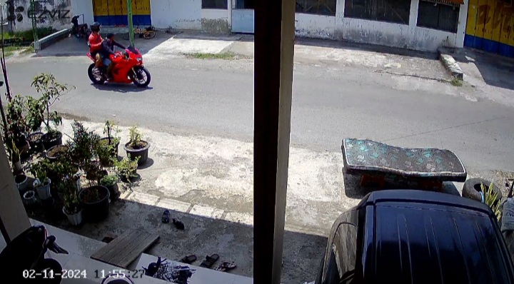 Terekam CCTV, Dua Pria Boncengan Motor Ninja Gasak Supra X di Jombang