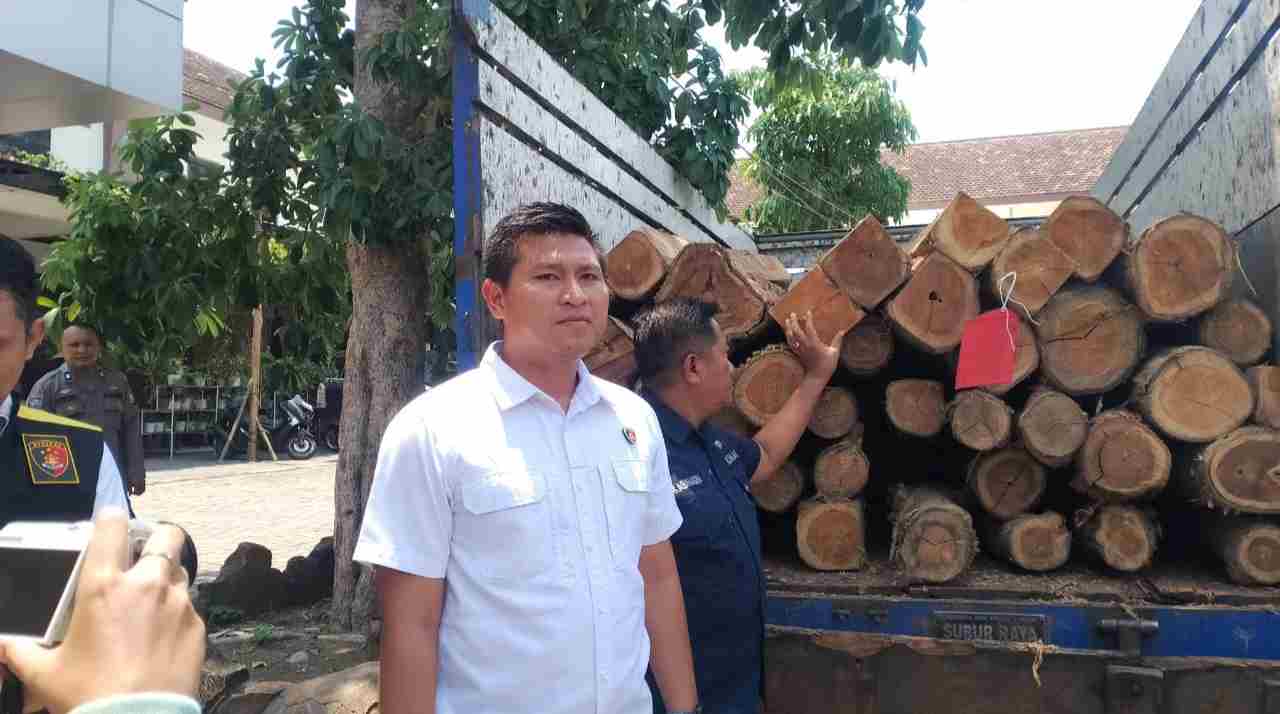 Perangkat Desa di Jombang Simpan Satu Truk Kayu Jati Ilegal di Area Makam