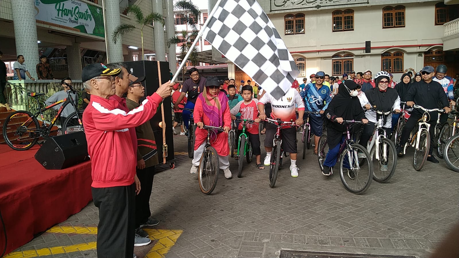 Ponpes Wali Barokah Kediri Gowes Senang Gembira, Peringati Hari Pahlawan