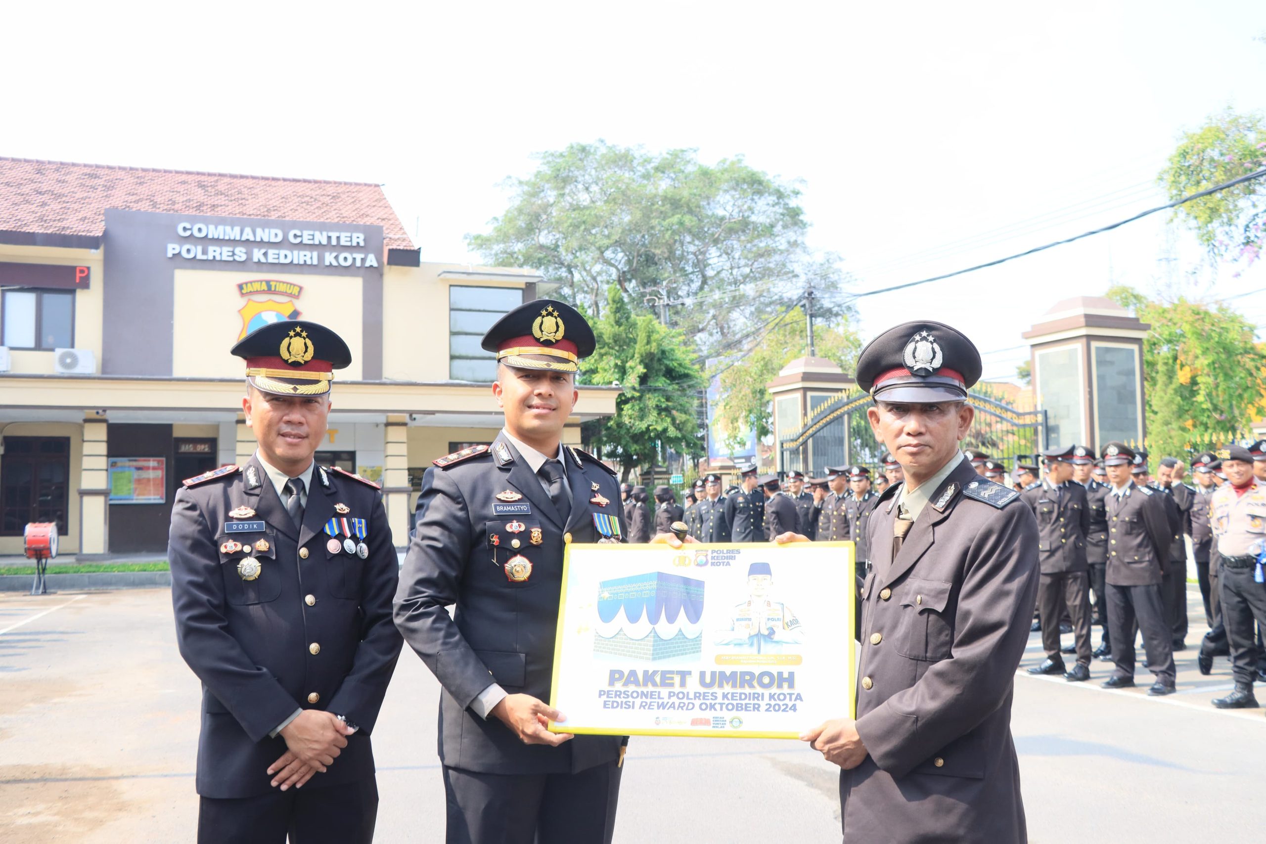 Dua Polisi Kota Kediri Dapat Hadiah Umrah di Hari Pahlawan 2024