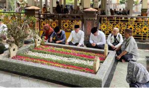 Jombang, Jurnal Jatim - Calon Gubernur Jakarta Pramono Anung  memanfaatkan libur kampanye Pilkada Jakarta dengan berziarah ke makam