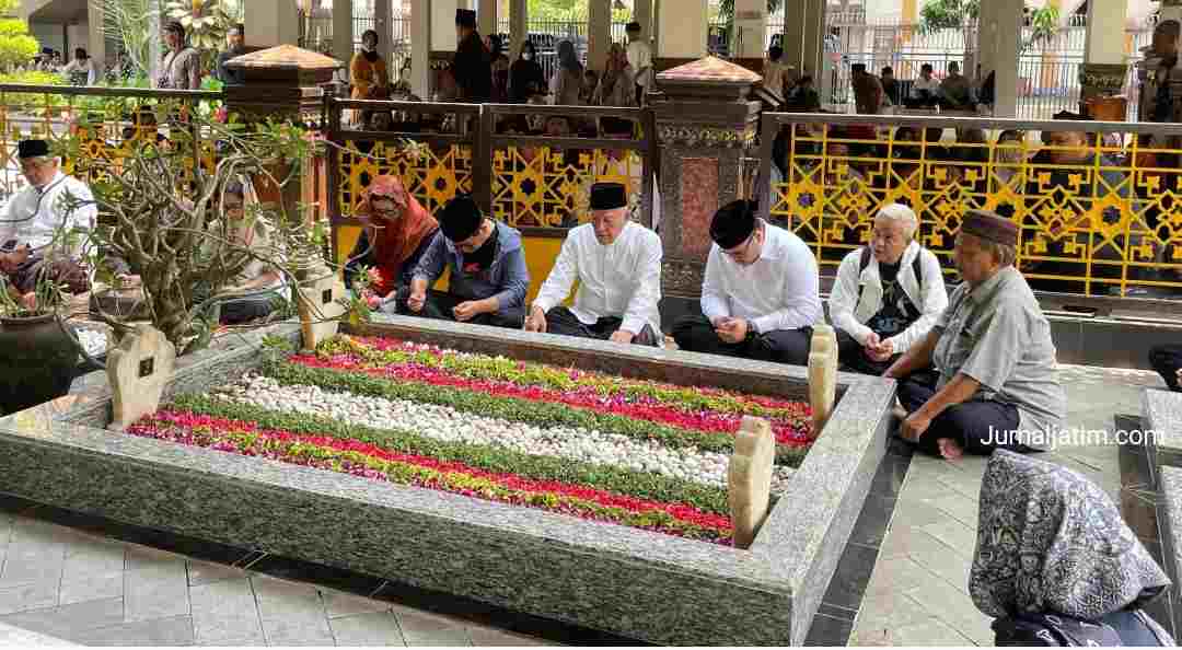 Jombang, Jurnal Jatim - Calon Gubernur Jakarta Pramono Anung  memanfaatkan libur kampanye Pilkada Jakarta dengan berziarah ke makam